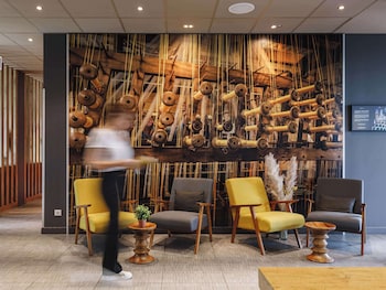 ibis lyon carre de soie hotel