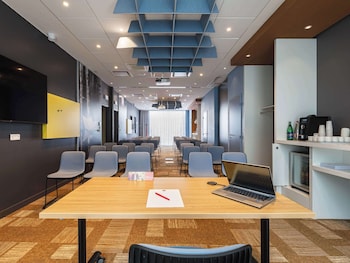 ibis lyon carre de soie hotel