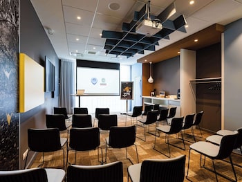 ibis lyon carre de soie hotel