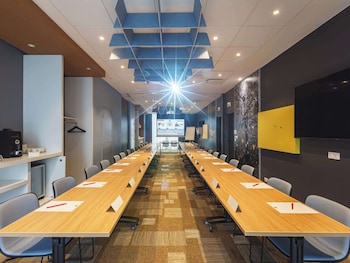 ibis lyon carre de soie hotel