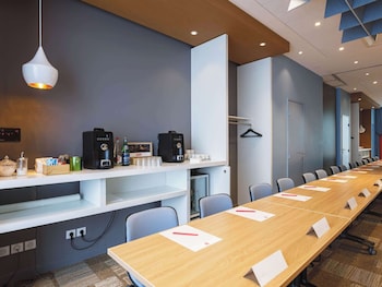 ibis lyon carre de soie hotel