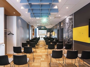 ibis lyon carre de soie hotel