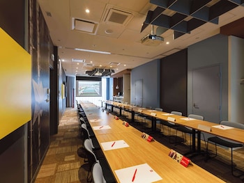 ibis lyon carre de soie hotel