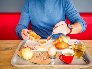 ibis lyon carre de soie hotel