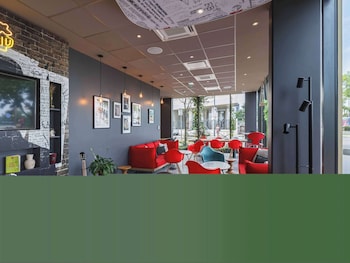 ibis lyon carre de soie hotel