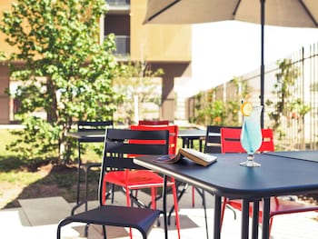 ibis lyon carre de soie hotel