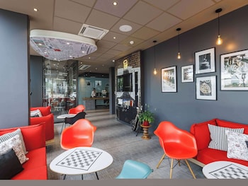 ibis lyon carre de soie hotel