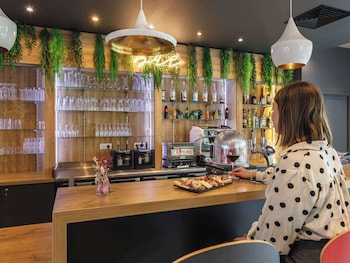 ibis lyon carre de soie hotel