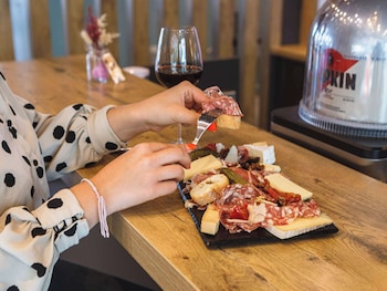 ibis lyon carre de soie hotel