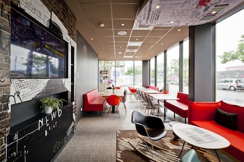 ibis lyon carre de soie hotel