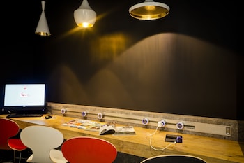 ibis lyon carre de soie hotel