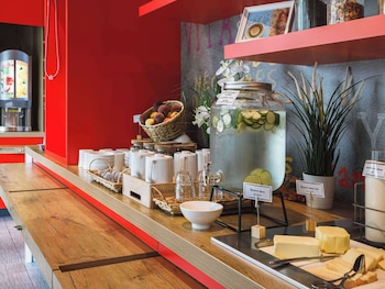 ibis lyon carre de soie hotel