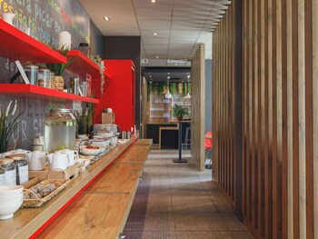 ibis lyon carre de soie hotel