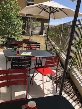 ibis lyon carre de soie hotel