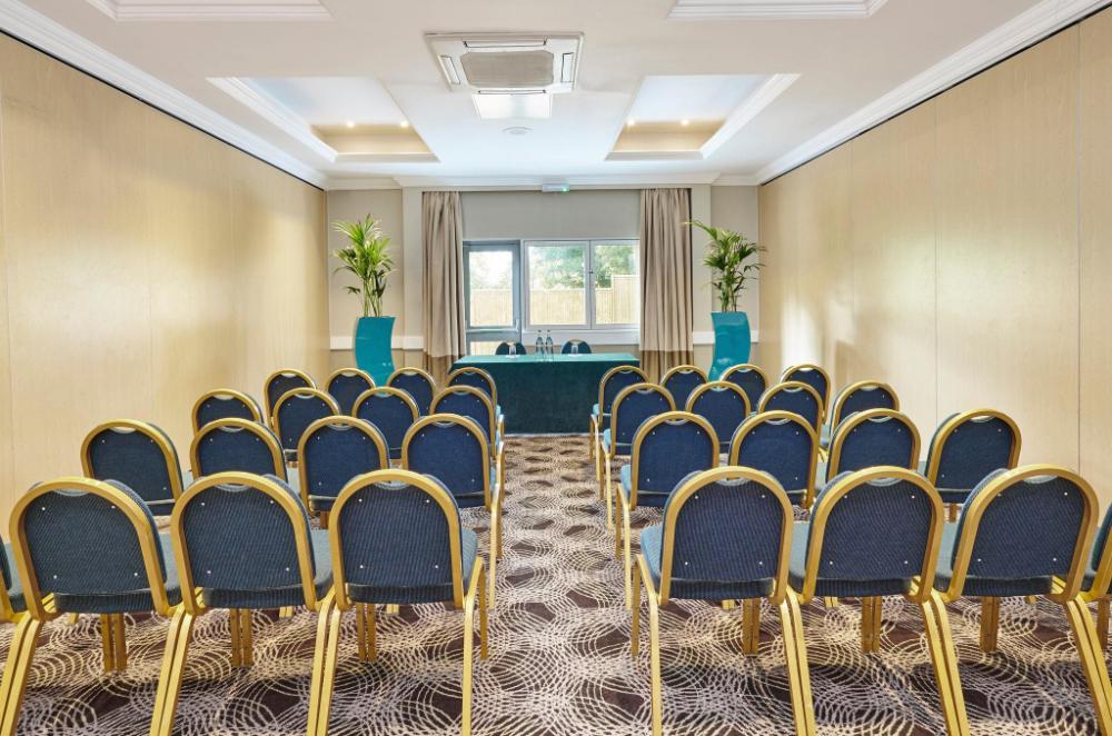 holiday inn cardiff north