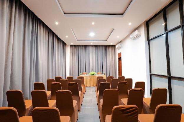 the crew hotel kualanamu international airport