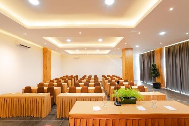 the crew hotel kualanamu international airport