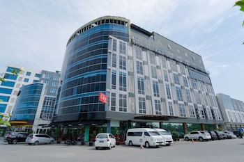 the crew hotel kualanamu international airport