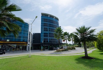 the crew hotel kualanamu international airport