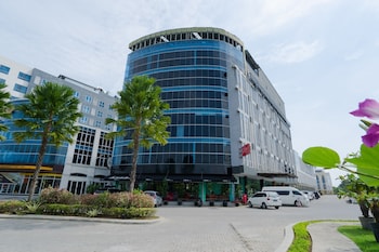 the crew hotel kualanamu international airport