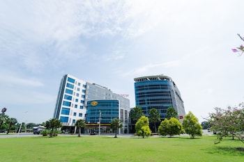 the crew hotel kualanamu international airport