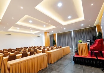 the crew hotel kualanamu international airport