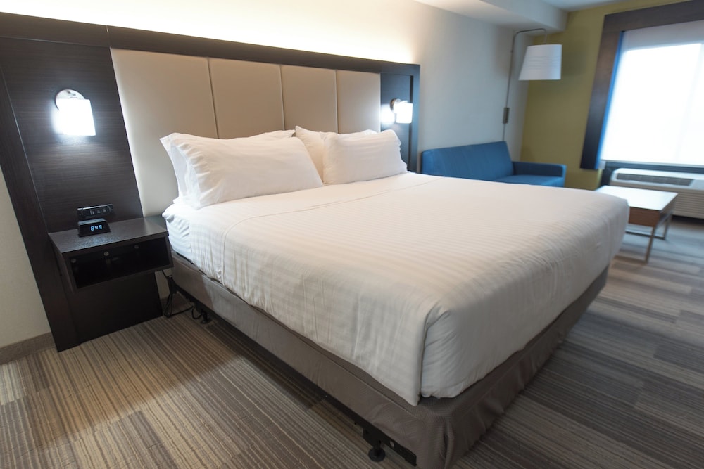 holiday inn express and suites north east erie i 9