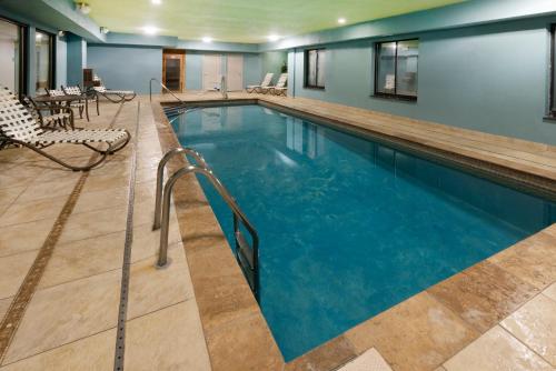 holiday inn express and suites north east erie i 9