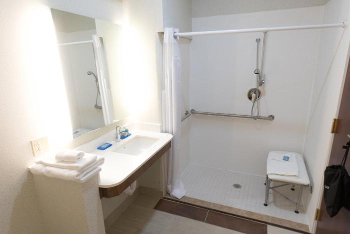 holiday inn express and suites north east erie i 9