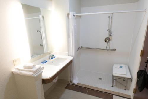 holiday inn express and suites north east erie i 9
