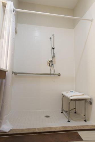 holiday inn express and suites north east erie i 9