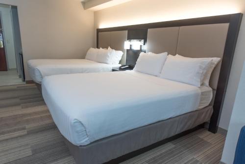 holiday inn express and suites north east erie i 9