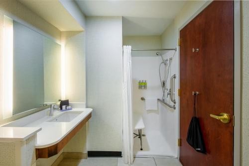 holiday inn express and suites north east erie i 9