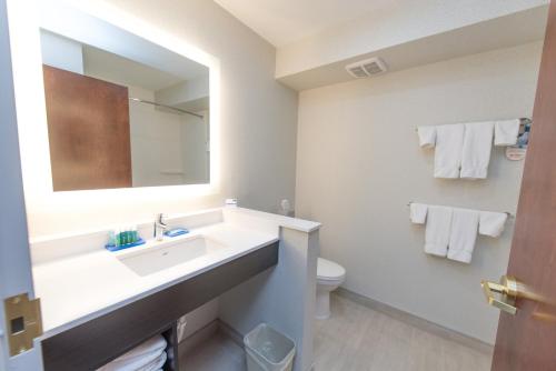holiday inn express and suites north east erie i 9