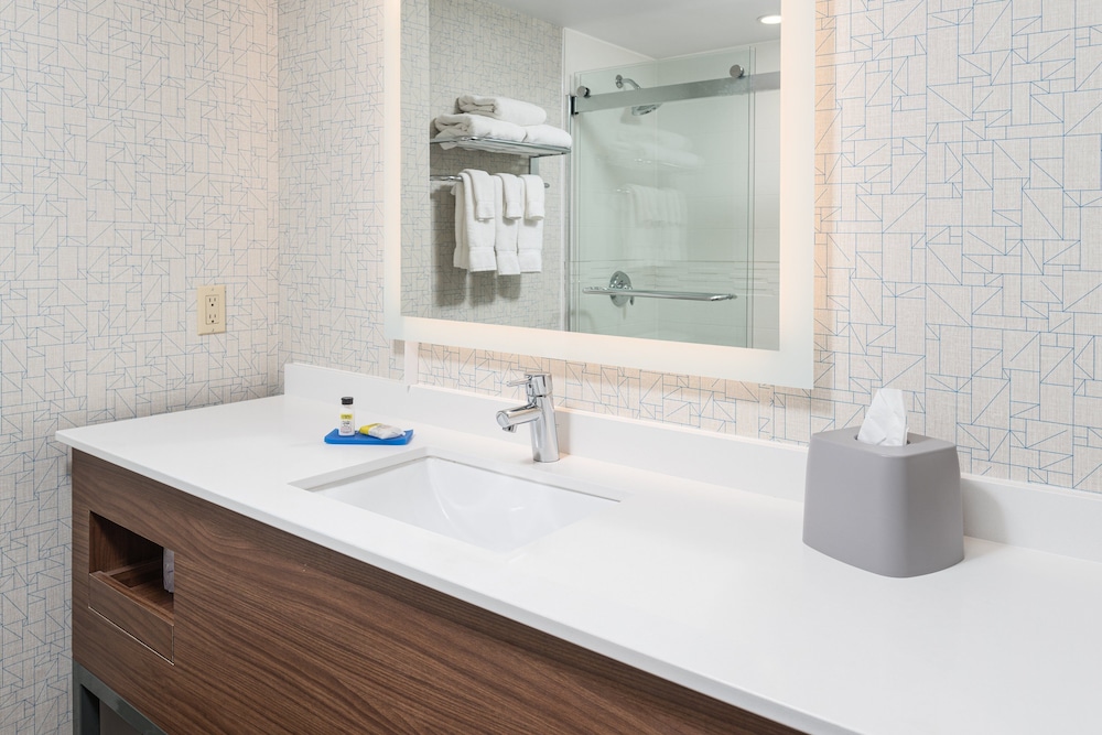 holiday inn express and suites milton by ihg