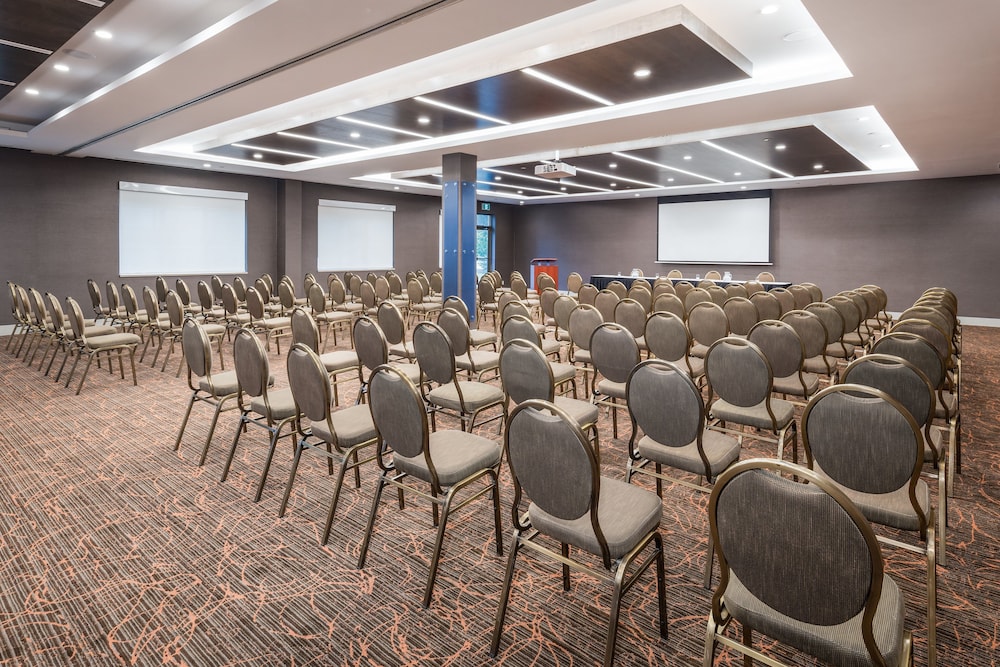holiday inn express and suites milton by ihg