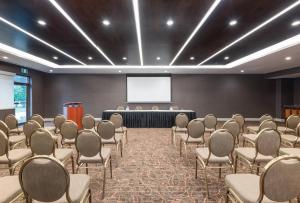 holiday inn express and suites milton by ihg