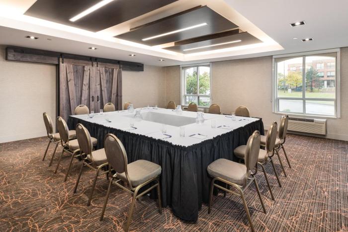 holiday inn express and suites milton by ihg