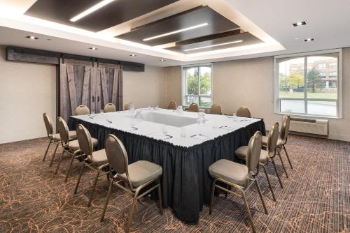 holiday inn express and suites milton by ihg