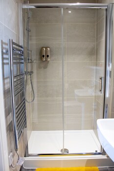 2 bedroom central apartment with parking