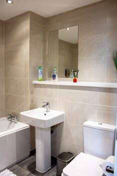 2 bedroom central apartment with parking