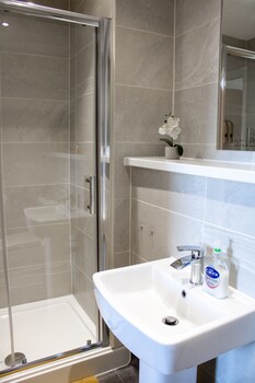 2 bedroom central apartment with parking