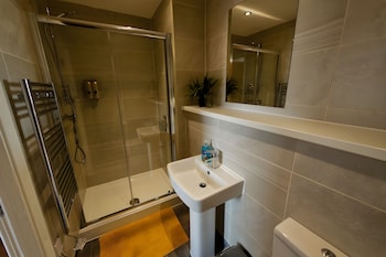 2 bedroom central apartment with parking