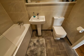 2 bedroom central apartment with parking