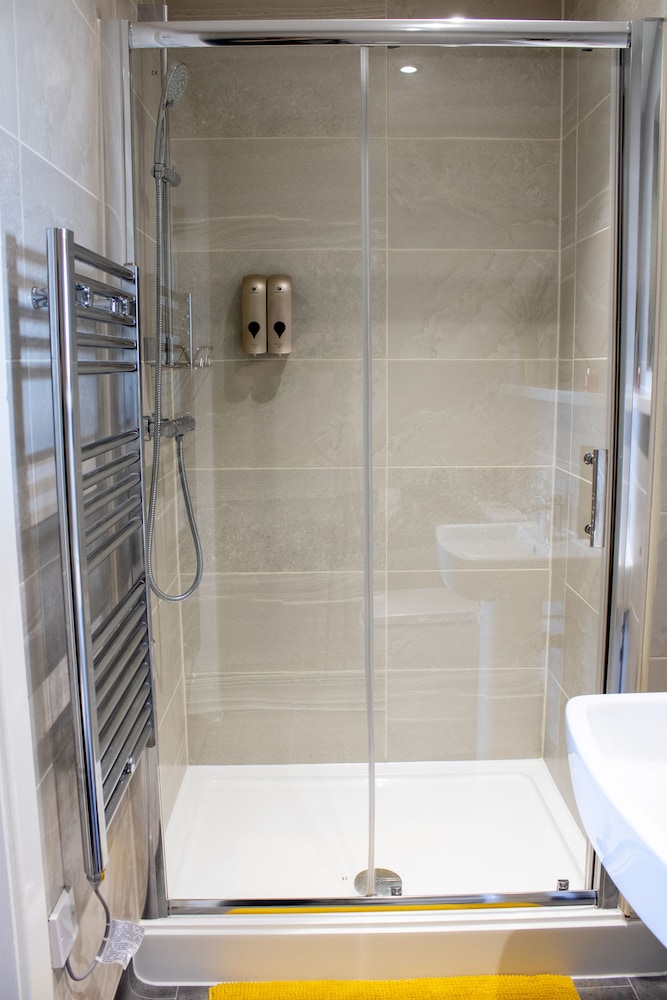 2 bedroom central apartment with parking