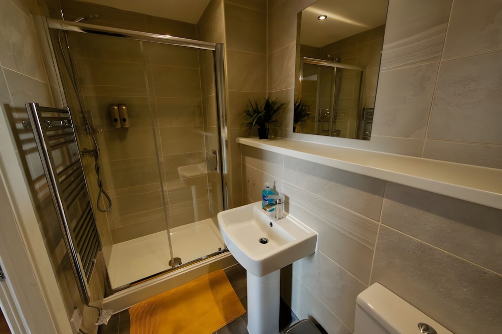 2 bedroom central apartment with parking