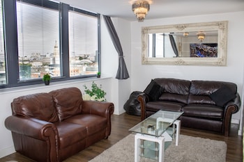 2 bedroom central apartment with parking