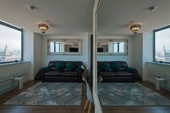 2 bedroom central apartment with parking