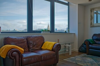 2 bedroom central apartment with parking