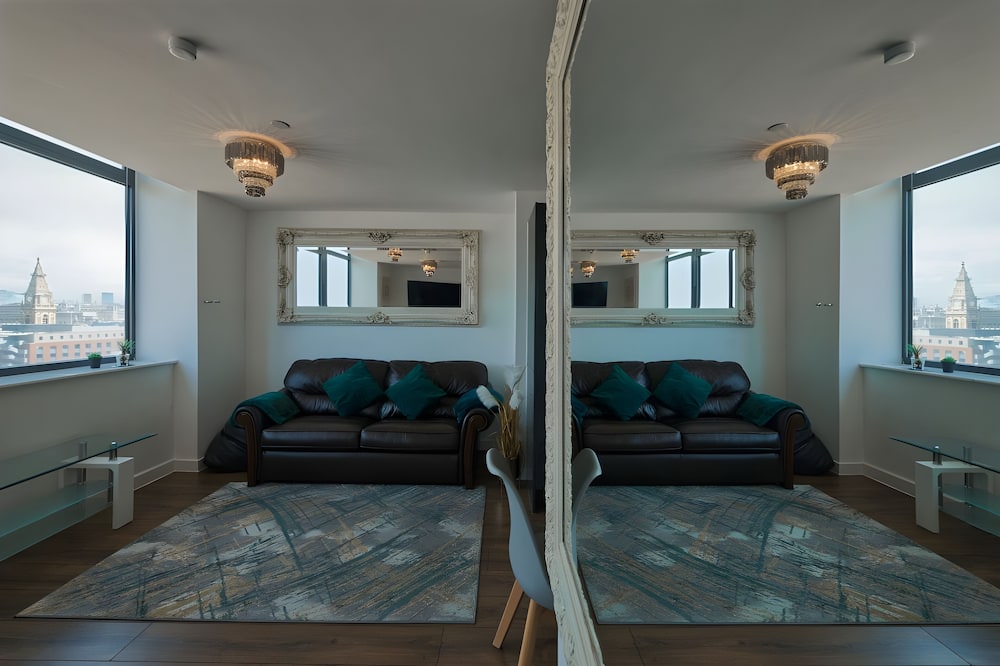 2 bedroom central apartment with parking